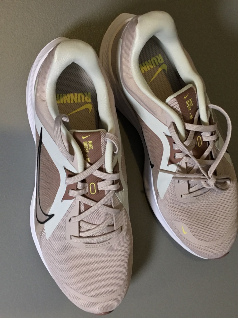 Nike Quest 5 Women’s Running Shoes Size 8 Pink White Black Sneakers New w/o box